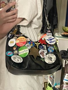 Backpack Aesthetic Decoration, Bag With Pins Aesthetic, Patched Bag, Messenger Bag Aesthetic, Bag With Patches, Messanger Bag, Decorated Bags