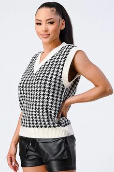 Houndstooth pattern soft knit oversized sweater-vest. Houndstooth Patter Oversized Sweater Vest Oversized Sweater Vest, Friday Outfit, Knit Sweater Vest, Fleece Dress, Style Goals, Oversized Knitted Sweaters, Winter Hoodies, Outerwear Outfit, Houndstooth Pattern