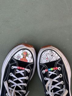 Painting On Shoes Aesthetic, Things To Draw On Shoes, Converse Painting Ideas, Converse Painting, Boty Converse, Diy Converse, Doodle Shoes, Casual Sneakers For Men, Cute Converse Shoes