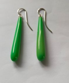 Hello and welcome to our shop - Justvintage22 We hope you find something you will love.  Description of the item High quality rare hand made by Barry Mapplebeck long dangly earrings. 1920s style hand made silver fittings green casein/Galalith  SJ402 Who is Barry Mapplebeck?  He is the only designer in the UK manufacturing in the UK who sources his own 1920s to 1940s Bakelite and Galalaith and celluloid. He takes these vintage materials and makes all his own jewellery. Barry is 66 today and has b 1920s Style, Large Letters, 1920s Fashion, Dangly Earrings, Vintage Jewellery, Jewelry Earrings Dangle, Dangle Drop Earrings, Hand Made, Vintage Items