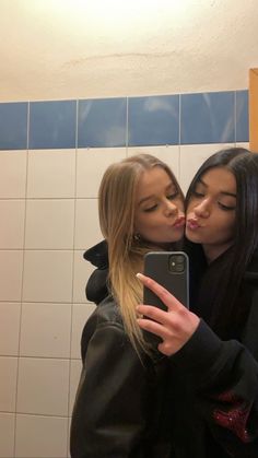 Boyfriend Claim Dr, Best Friend Pictures In School, Bestie Pic Poses, 2 Bestie Girl, 2 Besties Pictures, Best Friends Selfies, Bestie Pics Photo Ideas, Photos To Recreate With Your Best Friend, Selfie Poses For 2 Friends