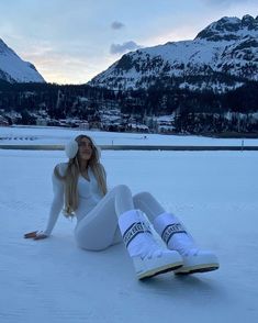 Aspen Snow Outfit, Snow Inspo Pics, Moonboot Outfit Ideas, Moon Boots Aesthetic, Cold Girl Aesthetic, Winter Inspo Outfits, Apres Ski Outfit