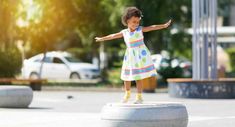 Eight Tips to More Grateful Kids - Positive Parenting Solutions Positive Parenting Solutions, Parenting Solutions, Free Online Classes, Parenting Techniques, Step Parenting, Childhood Development, World Problems, Raise Your Hand