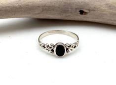 Black Onyx Swirl Vintage Ring - Black Onyx Silver Ring - Black Onyx Swirl Ring - Black Onyx Size 4, 5, 8, 9, 10 - 925 Sterling Silver Delicate, classic and modern at the same time, just the right small size beautiful ring. Face Height:5mm Lightweight Stone: Black Onyx Metal 925 Sterling Silver Hallmark 925 Band: 2mm Onyx Silver Ring, Peridot Jewelry, Swirl Ring, Black Onyx Stone, Black Onyx Ring, Classy Jewelry, Funky Jewelry, Ring Black, Silver Prices