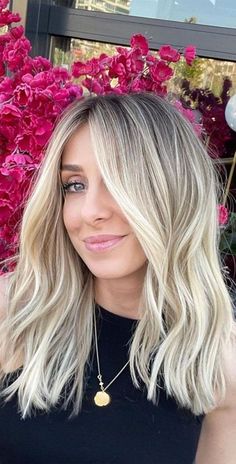 Collar Bone Blonde Balayage, Short Very Blonde Hair, Short To Medium Blonde Hair, Blonde Highlights Lived In, Bright Blonde Mid Length Hair, Lived In Blonde Short, Summer Blonde Hair 2024, Blonde Hair With Root Tap, Medium Length Hair Blonde