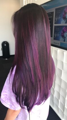 Lindo!! Hair Dye Ideas Purple, Colored Highlights In Brown Hair, Grey Balayage, Fresh Cuts, Hair Color Underneath, Hair Color Unique, School Routine, Hair Color Streaks, Tips Hair