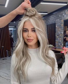 Ash Blonde Money Piece, Winter Hair Colour For Blondes, Ice Blonde Hair, Bright Blonde Hair, Icy Blonde Hair, Ash Blonde Hair