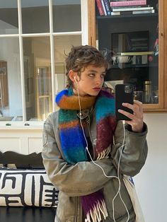 Winter Outfits Short Hair, Hair Accessories For Pixie Haircut, Androgyny Aesthetic, Cute Mini Skirt Outfits, Bella Hadid Outfits, Hair Inspiration Short, Short Hair Haircuts, Hair Today, Messy Hairstyles