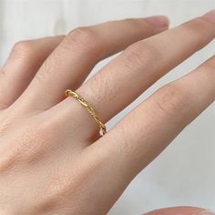 This permanent 16K gold chain ring features a minimalist and dainty design, perfect for everyday wear or special occasions. A thoughtful gift for her, this elegant gold ring adds a touch of sophistication to any outfit. Permanent 16K Gold: Crafted from high-quality 16K gold, ensuring lasting durability and a beautiful shine that won't tarnish over time. Minimalist Design: The dainty chain ring offers a simple, elegant style, making it versatile for everyday wear or layering with other rings. Com Simple Gold Band, Gold Chain Ring, Customer Gifts, Thoughtful Gifts For Her, Gold Chain Design, Everyday Ring, Jewelry Simple, Everyday Rings, Classic Gold