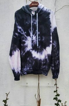 Dark tie dye Hoodie for all the black-lovers among us! ¤ selfmade, hand dyed. ¤ available in size s - xxl. ¤ wash with cold water by hand. Important! ¤ Please we aware that the hoodie ribbons can be in a partly brown tone and there can be brownish and black stains allocated over the hoodie! Because every hoodie is hand dyed, we are not able to dye a perfect hoodie. We will not take returns or refunds for that. ¤ you will not get exactly the same product as on the picture, all our products... Look Grunge, Style Indie, Dye Hoodie, Tie Dye Shirts, Cooler Look, Style Noir, Dye Shirt, Tie Dye Hoodie