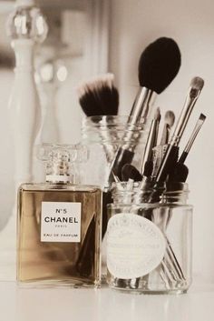 Beauty Fotografie, Penyimpanan Makeup, Chanel No5, Perfume Chanel, Make Up Studio, Parfum Chanel, Beauty Organization, Chanel No 5, Pierre Jeanneret