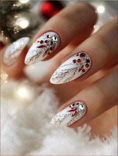 easy christmas nails aesthetic Disney Christmas Nails, Holiday Manicure, Festive Nail Art, Glittery Nails, Cute Christmas Nails, Christmas Gel Nails, Holiday Nail Art, Nail Swag, Festival Nails