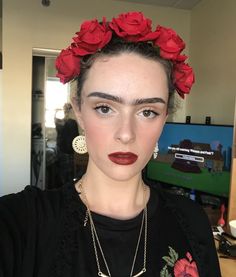 Frida Kahlo Look For An Early Halloween Party Freida Kahlo Costume, Freida Kahlo, Early Halloween, Halloween Makeup Clown, Something Creative, Easy Diy Costumes, Fun Halloween Food, Scary Costumes