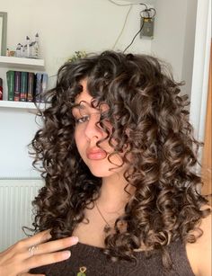 Short Deva Curl Haircut, Long Curly Haircuts For Round Faces, Middle Length Curly Hair, Curly Hair Cuts Layers, 70s Curly Haircut, Curly Haircut Medium Length, Curly Hair Framing Pieces, Curly Hair Cuts With Layers Medium, Hair Cuts For Curly Hair Natural Curls