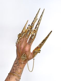 This unique finger claws is perfect fo parties, photosots, fashion editorials, make-up, cosplay, halloween and style gothic queens, fairy or witch style.  Finger Claw Rings long 12 cm = 4.72 inch All claws are fully adjustable and good quality. It sits soft and comfortable on the fingers and you can dance and move a long time. The price is for 5 ( one hand) or 10 piece (both hand). Please choose the number of pieces in the your order. Shipping time of the items located in the USA stock typically Gold Finger Claws, Nails Jewellery, Armor Rings, Finger Claws, Finger Armor, Sugar Skull Nails, Drawing Concepts, Gothic Cosplay, Skull Nails