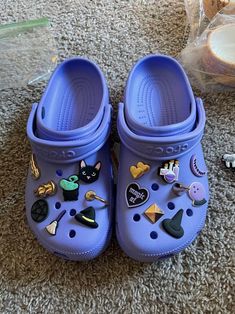 Gray Crocs With Jibbitz, Purple Crocs Aesthetic, Crocs Charms Aesthetic, Crocs Colors, Baddie Crocs, Aesthetic Crocs, Croc Ideas