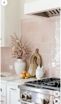 Modern Pink Kitchen, Pink Kitchen Ideas, Kitchen Minimal, Kitchen Restoration, Tan Kitchen, White Kitchen Countertops, Bathroom Wallpaper Ideas, Pastel Kitchen, Orange Kitchen