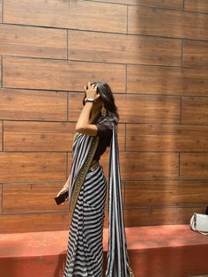 Sari Pose, Farewell Poses, Bicycle Wallpaper, Outfit Traditional, Indian Bride Poses, Casual Brunch Outfit, Wedding Snapchat, Beautiful Casual Dresses, Saree Poses