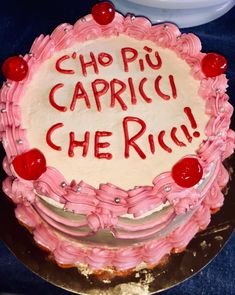 a cake with writing on it that says, cho piu caprici che ria