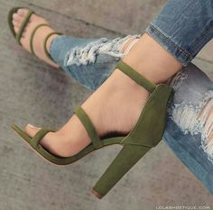 Verde militar • Green Heels, Combat Boot, Fashion Heels, Fabulous Shoes, Carrie Bradshaw, Crazy Shoes, Pretty Shoes, Dream Shoes, Shoe Obsession