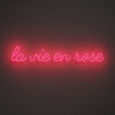 a neon sign that reads la vie en rose