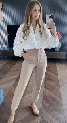 April Clothes Outfits, Casual Long Pants Outfit, 2023 Business Professional Women, Professional Outfits Women No Heels, Tan Zara Pants Outfit, Court Work Outfits Women, Spring Business Outfits Women, Summer Outfits For Work 2023, Beige Pants Outfit Office