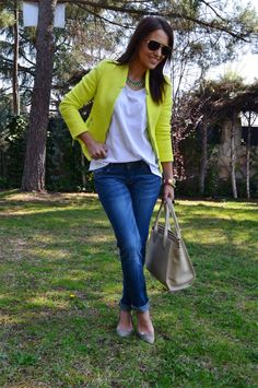 Yellow Cardigan Outfits, Professional Work Outfit, It Girls, Trendy Skirts, Casual Chic Outfit