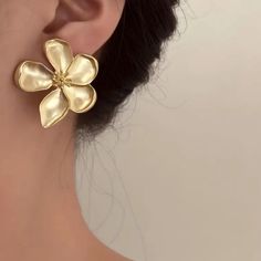 Vintage Delicate Flower Stud Earrings For Women - Elegant Zinc Alloy Jewelry With Exaggerated Design, Dating Earrings For Females, Vintage Style Accessories For Everyday Wear Ear Needle Material Alloy Silver Tone Zinc Alloy Brand New Color May Vary Due To Lighting Gold Flower Earrings, Embellished Fashion, Floral Studs, Alloy Earrings, Flower Stud Earrings, Gold Collar, Flower Stud, Styl Boho, Watches Women Fashion