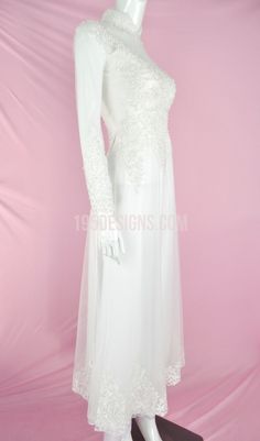 White Ao Dai Red Crystal Lace Wedding- Ao Dai Kết Đá Pha Lê Cô Dâu ngực 34Eo 28 Size 4 Illusion Neckline Tulle Wedding Dress, Tulle Wedding Dress With Illusion Neckline, Fitted Satin Wedding Dress With Sweep Train, Fitted Wedding Gown With Lace Back, Fitted Wedding Dress With Illusion Neckline For Debutante Ball, White Lace Back Wedding Dress, White Wedding Dress With Lace Back, Lace Back Wedding Gown, Fitted Tulle Wedding Dress For Ceremony