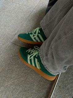 Green Handball Spezial Outfit, Green Sambas, Adidas Gazelle Green, Addias Shoes, Green Shoes Outfit, Ella Shoes, Adidas Girl, Hype Shoes