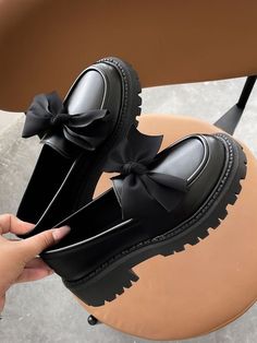 Cute Footwear For Women, Cute Loafers Women, Korean Black Shoes For School, Black Bow Shoes, Simple Shoes For Women, Loferebi Shoes Outfit, Black Shoes For School, Lofers Shoes, Loafers Shoes Outfit