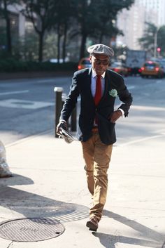 Chinos, contrasting collar, red tie, navy blazer. #men #style #fashion Modern Gentleman Style, Like A Sir, Pretty Fly, Mens Hats Fashion, Smart Casual Style, Fashion Forever, Mens Fashion Classic, Classic Suit, Navy Blazer