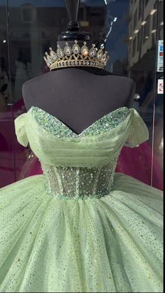 Princess And The Frog Quince Damas, Emerald Wedding Dress Gowns, Princess And Frog Centerpieces, Xv Dresses Green, Tiana Themed Quince Dress, Tiana Dress Prom, Quince Dress Green, Princess And The Frog Prom Dress, Princess And The Frog Aesthetic Party