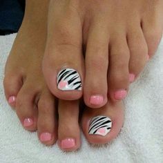 Fußnägel lackieren Ideen für Anfänger Zebra Nageldesign Anleitung Toenail Art Designs, Feet Nail Design, Gel Toe Nails, Toe Nail Color, Pretty Toe Nails, Cute Toe Nails, Summer Toe Nails, Pedicure Designs