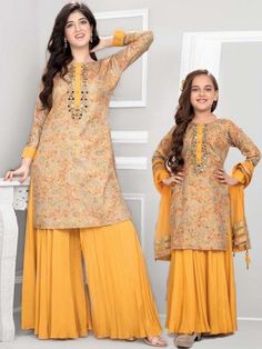 Mother And Daughter Same Dress, Mom And Daughter Matching Dresses, Mom And Daughter Dress, Pakistani Actress Dresses, Mom Daughter Matching Dresses, Outfit Designer, Mom Daughter Outfits, Daughter Dress, Function Dresses