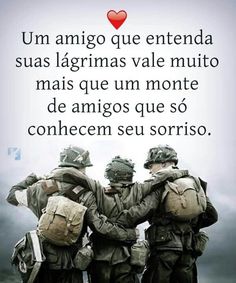 three soldiers are standing together with their backs to each other and the caption is in spanish