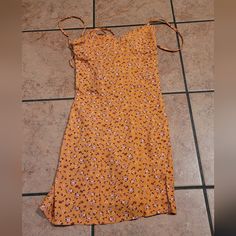 This Is A Women's Cute Fall/Summer Style Dress! Size: Xs Trendy Fitted Sundress For Beach Season, Fitted Dress For Summer Outings, Trendy Floral Print Mini Dress For Beach Season, Floral Print Mini Dress For Summer Outings, Floral Mini Dress For Spring Summer Outings, Yellow Dresses For Spring Summer Outings, Casual Floral Print Mini Dress For Summer Outings, Fitted Summer Sundress For Spring, Fitted Mini Dress For Summer Outings