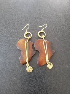 This listing is for 5 pairs of earrings. Handmade with bones and brass. Dimensions; 3.5 inches long. More earrings; https://www.etsy.com/shop/TribalTess?ref=seller-platform-mcnav&section_id=21293980 **Buy multiple items and pay shipping for ONE item ONLY. Map Earrings, Christmas Gift Earrings, African Map, Horn Earrings, Bone Earrings, Brown Earrings, African Earrings, Brass Earrings, Earrings Photo