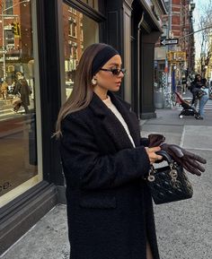 Day Out In London Outfit Winter, Paris Outfits Winter Classy, Autumn Outfits Nyc, Winter Outfits For Brunettes, Nye New York Outfit, Winter Outfits Milan, Outfit Inspo 2024 Winter, New York Fall Street Style, Boston Dinner Outfit