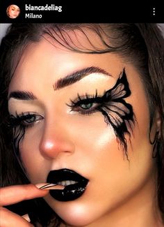 Cool Halloween Eyeliner, Dark Butterfly Makeup, Halloween Makeup Looks 2023, Holloween Makeup Glam, Black Butterfly Makeup, Gothic Fairy Makeup, Make Up Looks Halloween, Halloween Face Makeup For Women, Halloween Makeup 2023