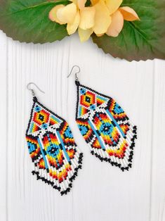 Beadwork Earrings, Stitch Jewelry, Paint Flowers, Ethnic Wedding, Beading Inspiration, Huichol Art, Beaded Earrings Diy, Beaded Earring, Earrings Diy