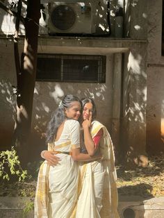 South Indian Photoshoot Poses, Frd Poses, Onam Poses, Onam Photoshoot Ideas, Onam Photos, Saree Pose, Onam Outfits