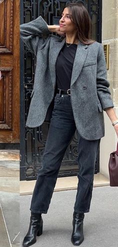 How To Style A Grey Blazer, Gray Tweed Blazer Outfit, Grey Blazer Winter Outfit, Oversized Gray Blazer Outfit, Dark Grey Blazer Women Outfit, Outfit With Grey Blazer, Outfit Saco Gris, Grey Oversized Blazer Outfit