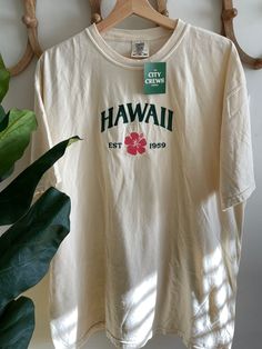 Hawaii HIBISCUS Embroidered Tee unisex sizing comfort colors 100% cotton fits true to size Spring T Shirts, Beach Tee, Embroidered Tee, Summer Tee, Hawaii Shirt, 로고 디자인, Dream Clothes, Colorful Hoodies, Tee Design