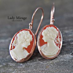 Earrings that are based on the baroque style ... Lady Cameo adorns the design of the oval earrings, which are decorated with a rose gold-plated frame. Due to the coral-colored background, Lady Cameo with her cream-colored silhouette comes out strongly. The colors create a magical interplay and make the earrings a very special and romantic piece of jewelry. Give yourself a present or make other vintage lovers happy. You can find the right ring and necklace in our shop under the following links: https://www.etsy.com/de/listing/1085128030/925-sterling-silber-lady-cameo?ref=shop_home_active_15 https://www.etsy.com/de/listing/1085425074/925-silber-lady-cameo-rosevergoldete?ref=shop_home_active_14 Length: approx. 3 cm including leverbacks Lady cameo cabochon: 13mm x 18mm ♥ Handmade with Love Lad Handmade Rose Gold Earrings For Formal Occasions, Elegant Cameo Earrings As Gift, Handmade Elegant Rose Gold Jewelry, Elegant Handmade Rose Gold Jewelry, Victorian Rose Gold Jewelry For Pierced Ears, Vintage Rose Gold Jewelry With Matching Earrings, Cameo Earrings For Gift, White Copper Earrings As Gift, Formal Handmade Rose Gold Jewelry