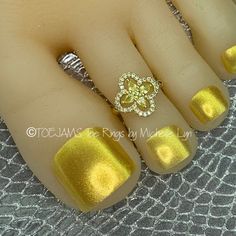 This is a Hand Made Elastic, Stretch, Beaded Toe Ring.  I custom make this Gold/Crystal Flower Quatrefoil Toe Ring with a comfy elastic band.  The crystal charm and gold plated beads are secured on the top of the toe ring only, so there is no irritation to the sides or bottom of your toe.  It will stay snuggly in place without spinning or moving until you take it off.  It's soooo comfortable, you won't even feel it on your toe. It's Adorable! SIZING   All TOEJAMS Toe Rings are 'STRETCH TO FIT' a Handmade Gold Flower Ring For Wedding, Yellow Flower Ring For Wedding, Yellow Flower Wedding Rings, Beaded Toe Rings For Wedding, Adjustable Yellow Flower Ring For Gift, Gold Beaded Wedding Rings, Handmade Yellow Rings For Wedding, Ring Bride, Gold Toe Rings