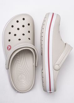 ÜBER UNS UNSERE SHOP BEWERTUNGEN KONTAKT Crocs Crockband Clog Stil: Flip Flops Produktlinie: Crocs Crockband Clog Technologien: Relaxed, Jibbitz, Iconic Crocs Comfort, Easy to Clean, Croslite Herstellernummer: 11016-1AS Abteilung: Damen Obermaterial: Synthetik Innenmaterial: Synthetik Sohle: Gummi Innensohlenmaterial: Synthetik Absatzart: Flach Verschluss: Slip-On Farbe: Beige Der Versand wird mit unserem Versandpartner DHL durchgeführt. Wir bieten unseren Kunden eine monatliche Zeit, um die gek Nike Shadow, Pandora Bracelet Charms Ideas, Cute Flip Flops, Shadow Pictures, Pandora Bracelet Charms, Bracelet Charms, Pretty Shoes, Pandora Bracelet