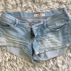 Nwot Holister Womens Cute Jean Shorts! Jean Shorts Light Wash, Low Waisted Jean Shorts, Y2k Stuff, Womens Jean Shorts, Youtuber Dr, Cute Jean Shorts, Obx Dr, Dr Wardrobe, Hollister Jean Shorts