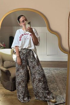 Wide Leg Outfit Summer, Leopard Wide Leg Pants Outfit, Leopard Print Trousers, Leopard Print Trousers Outfit, Outfits With Trousers, Animal Print Pants Outfit, Printed Trousers Outfit