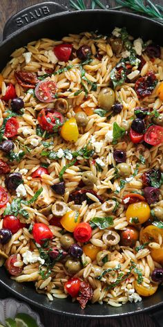 Greek Orzo with Tomatoes, Olives, Basil, and Feta - in a cast iron skillet. Pasta Salad With Tomatoes, Mediterranean Recipe, Mediterranean Recipes Healthy, Salad With Tomatoes, Mediterranean Diet Recipes Dinners, Mediterranean Diet Meal Plan, Orzo Recipes, Easy Mediterranean Diet Recipes